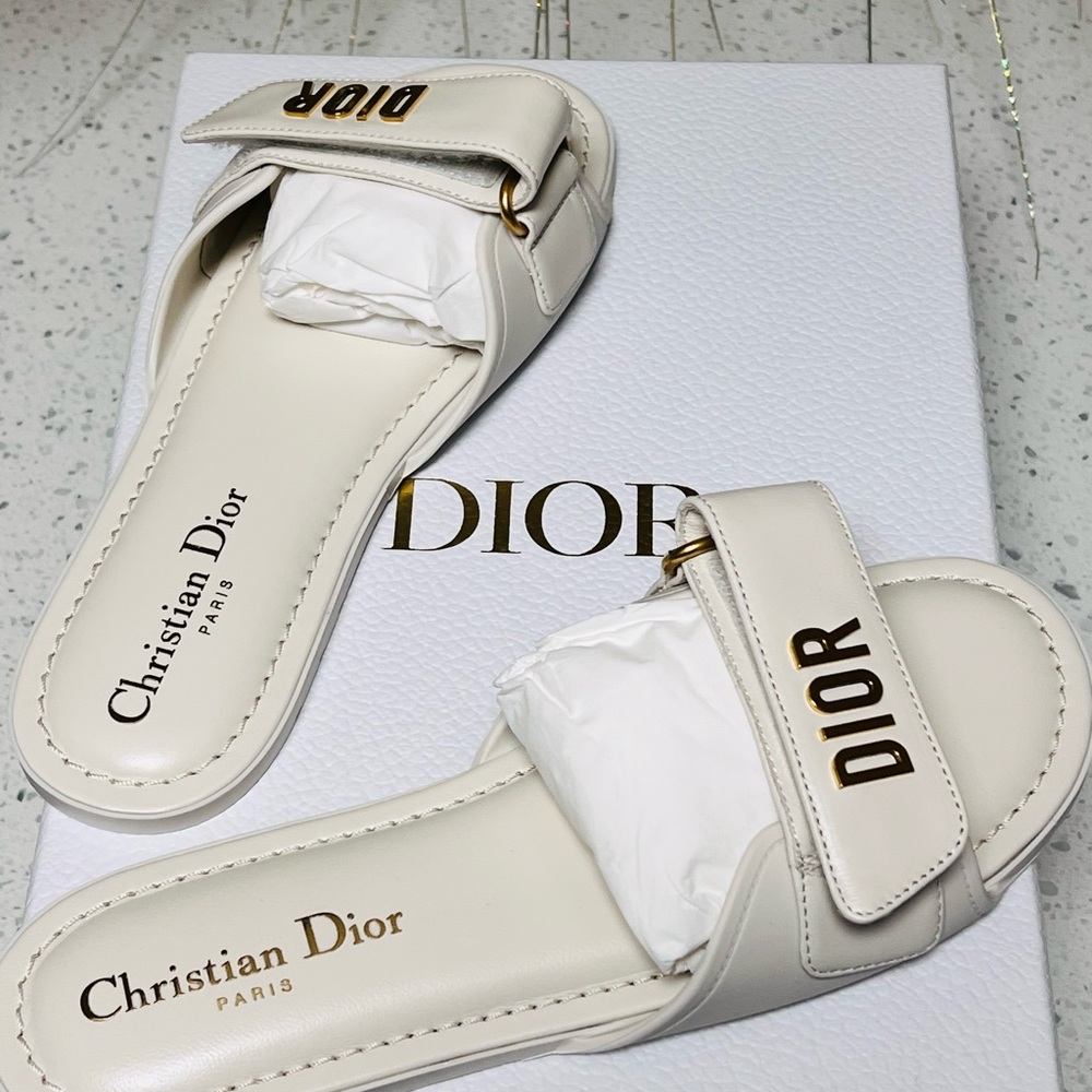 Dioriviera Dioract Slide: White Lambskin and Rubber
Reference: KCO352CRR_S03W